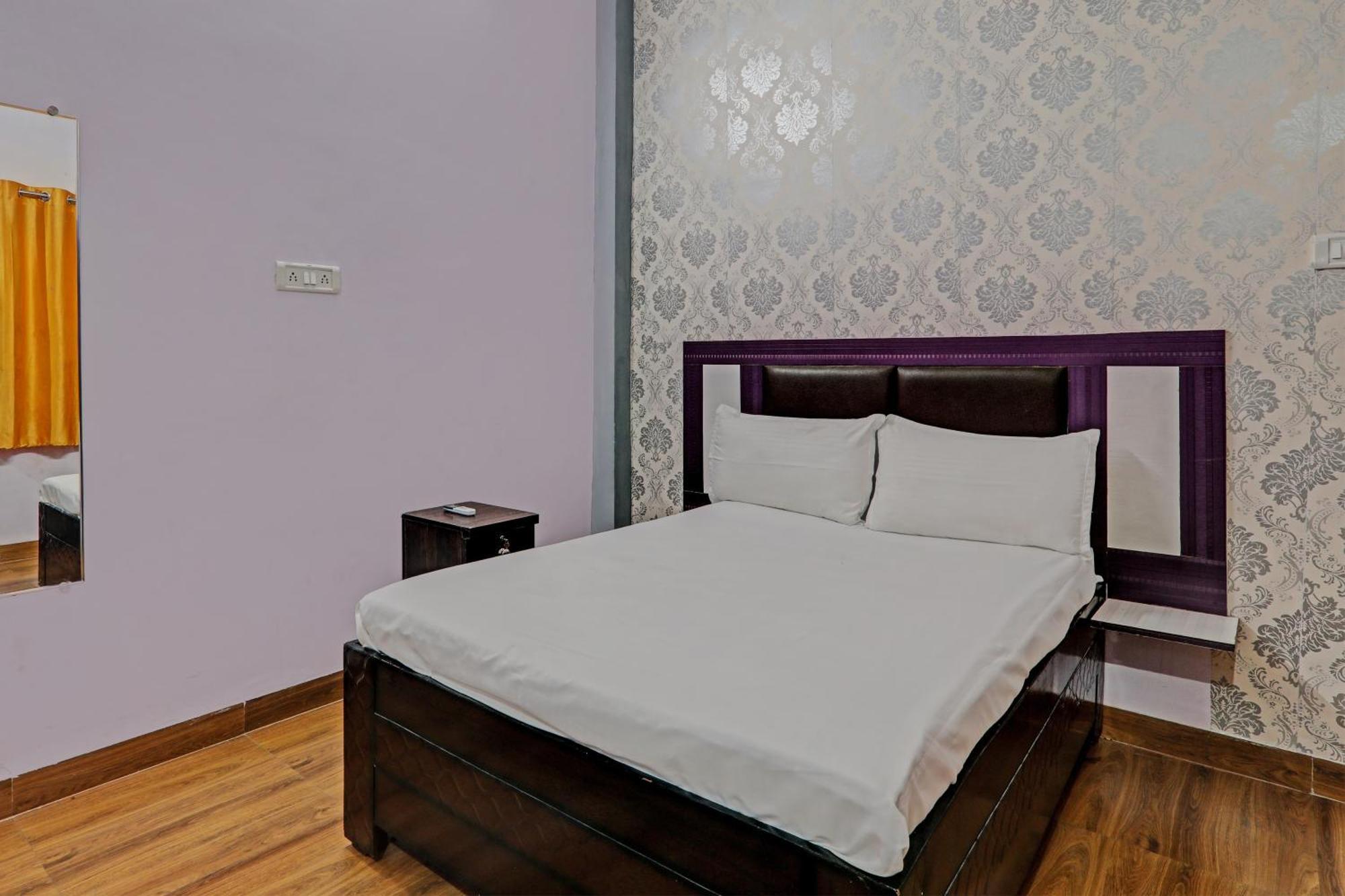 Oyo Hotel Crown Lucknow Ngoại thất bức ảnh