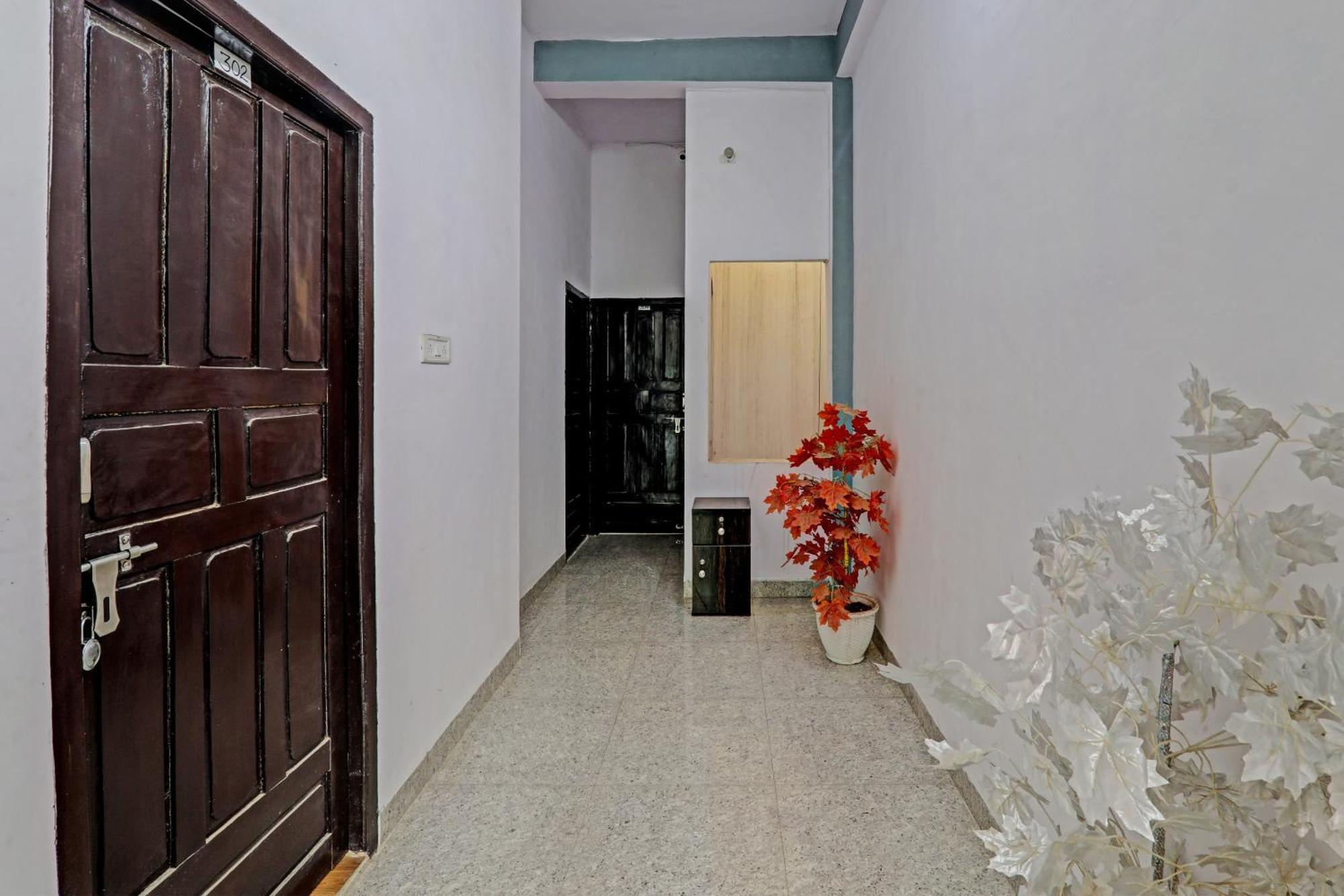 Oyo Hotel Crown Lucknow Ngoại thất bức ảnh