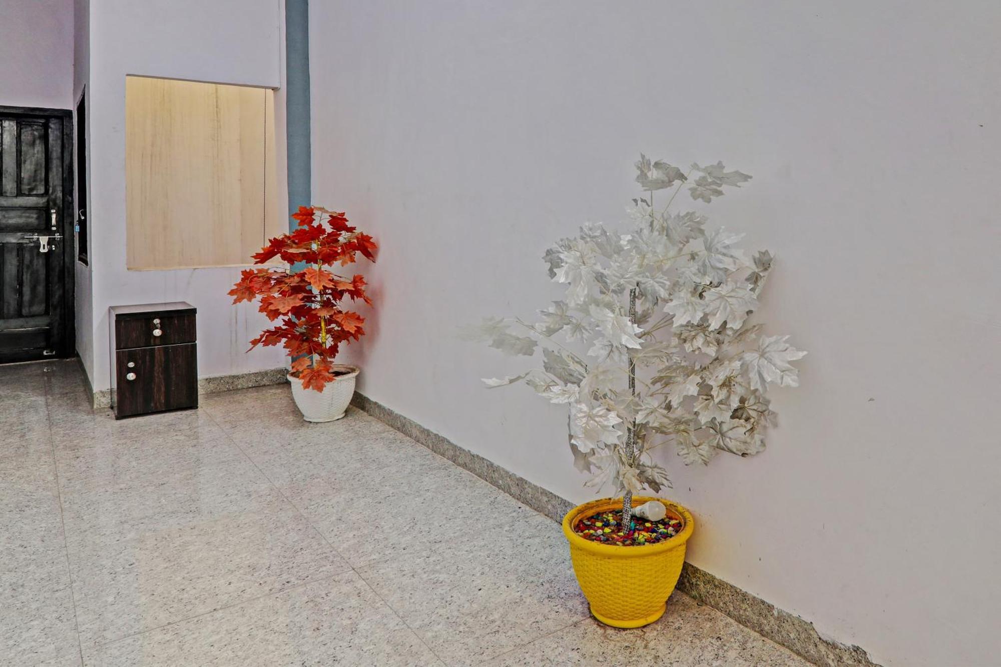 Oyo Hotel Crown Lucknow Ngoại thất bức ảnh