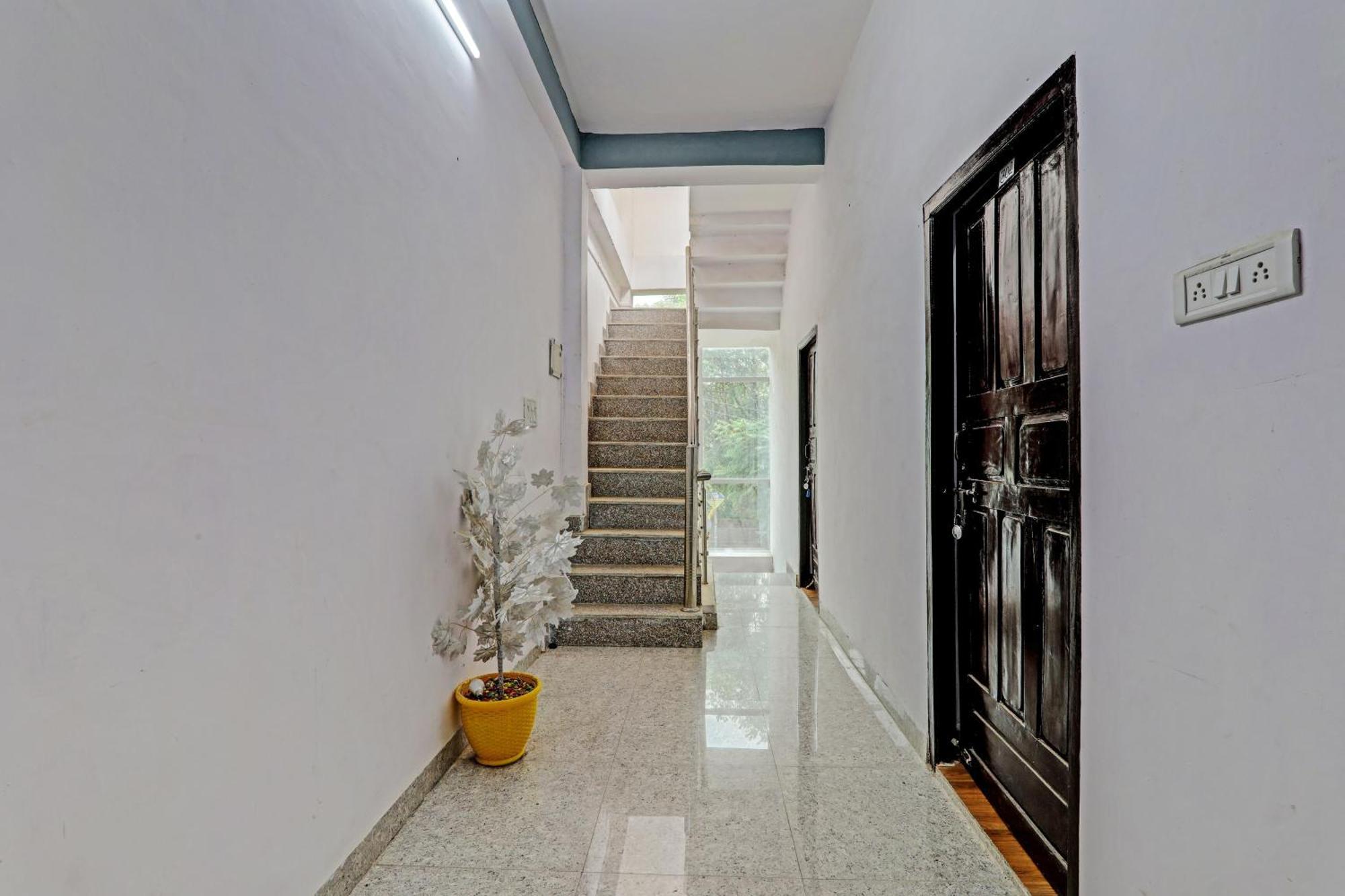 Oyo Hotel Crown Lucknow Ngoại thất bức ảnh