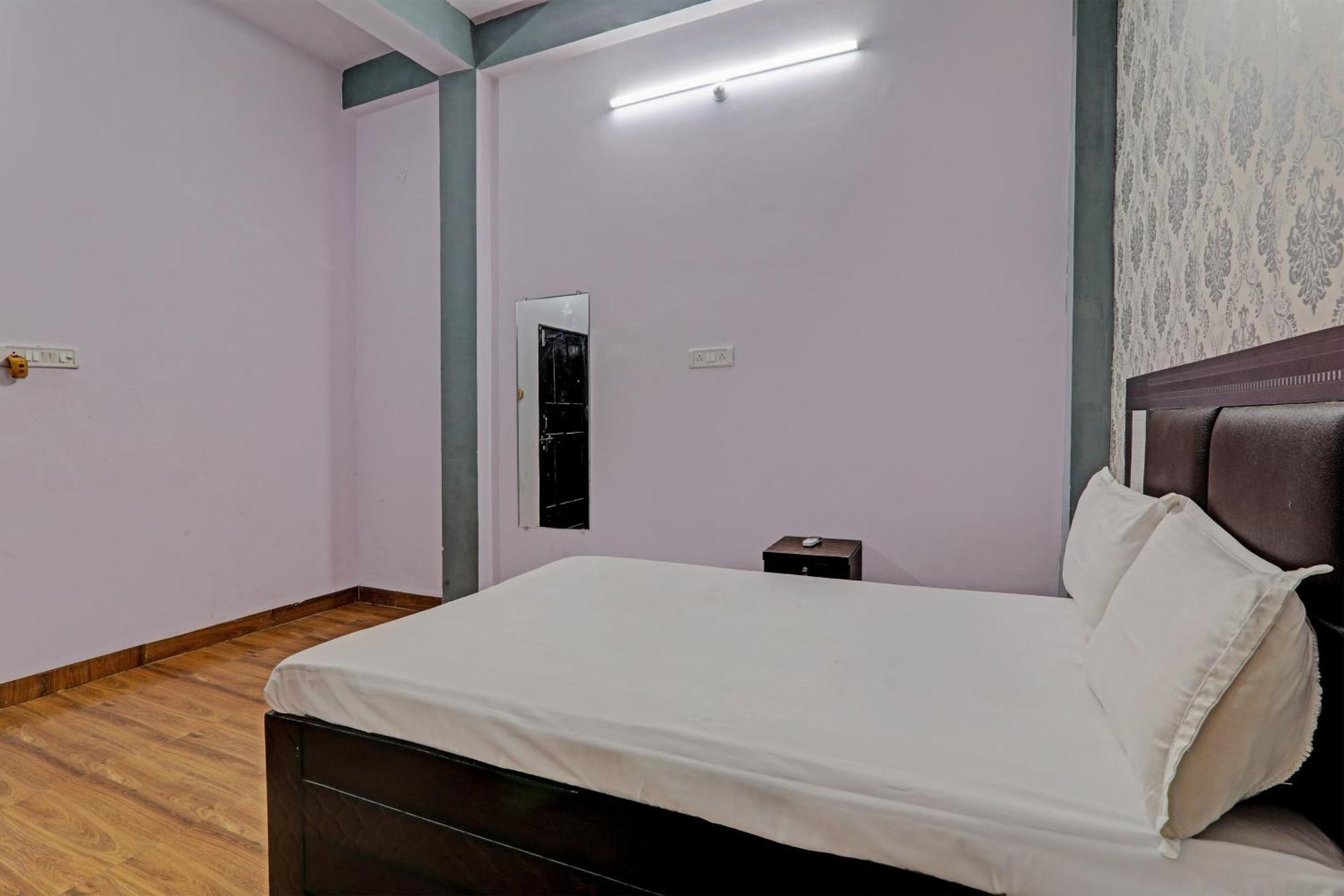 Oyo Hotel Crown Lucknow Ngoại thất bức ảnh