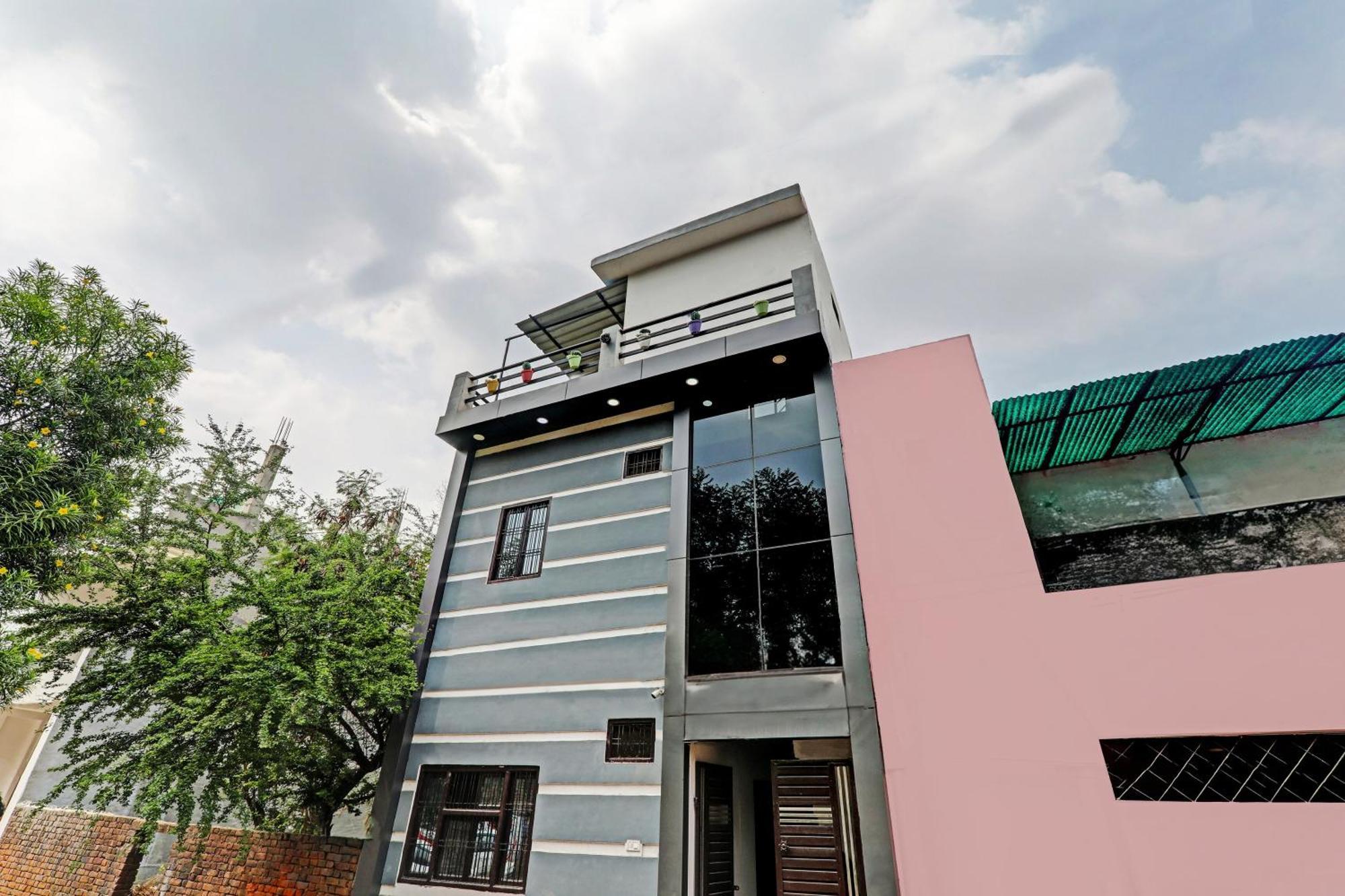 Oyo Hotel Crown Lucknow Ngoại thất bức ảnh