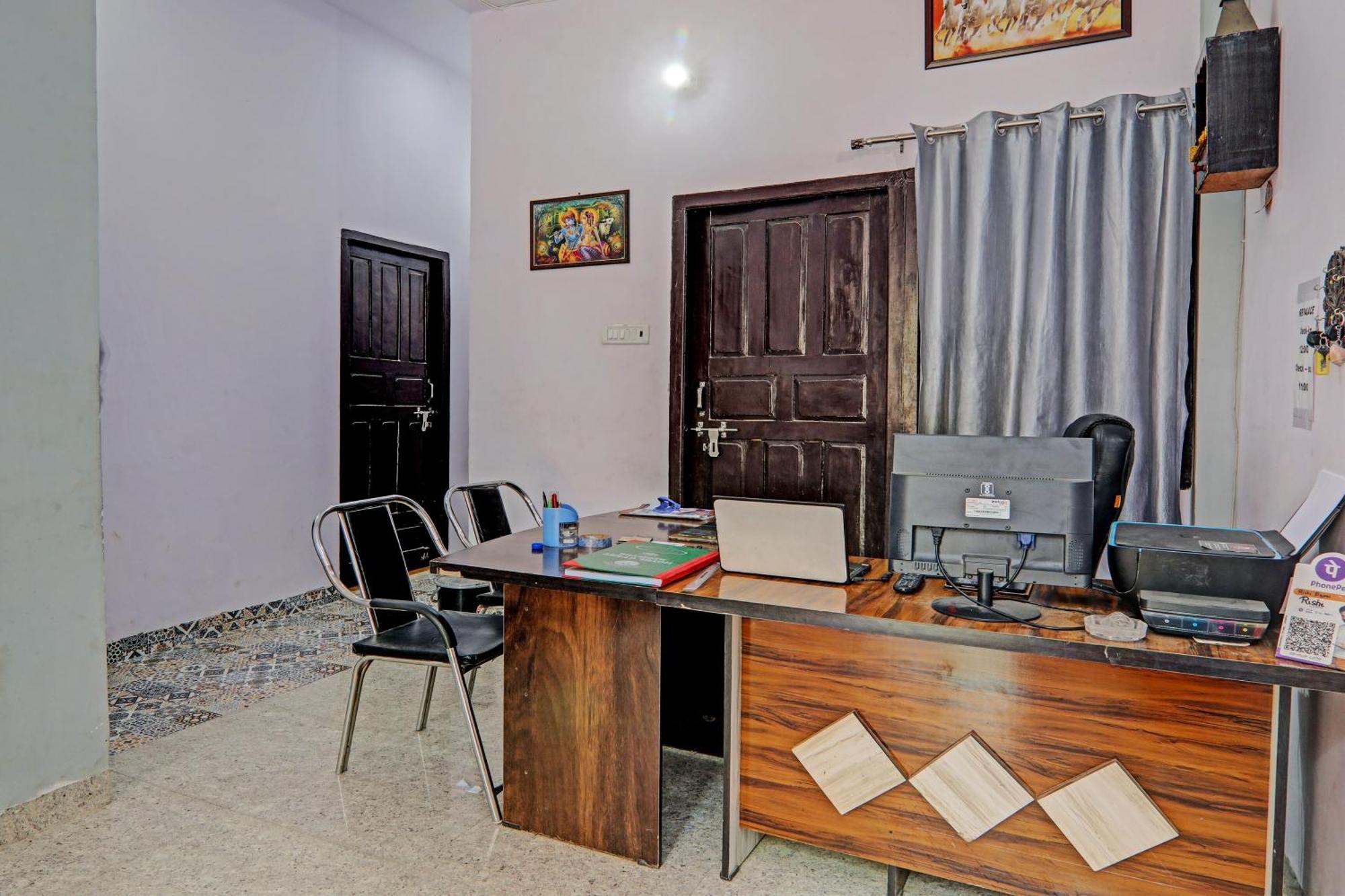 Oyo Hotel Crown Lucknow Ngoại thất bức ảnh